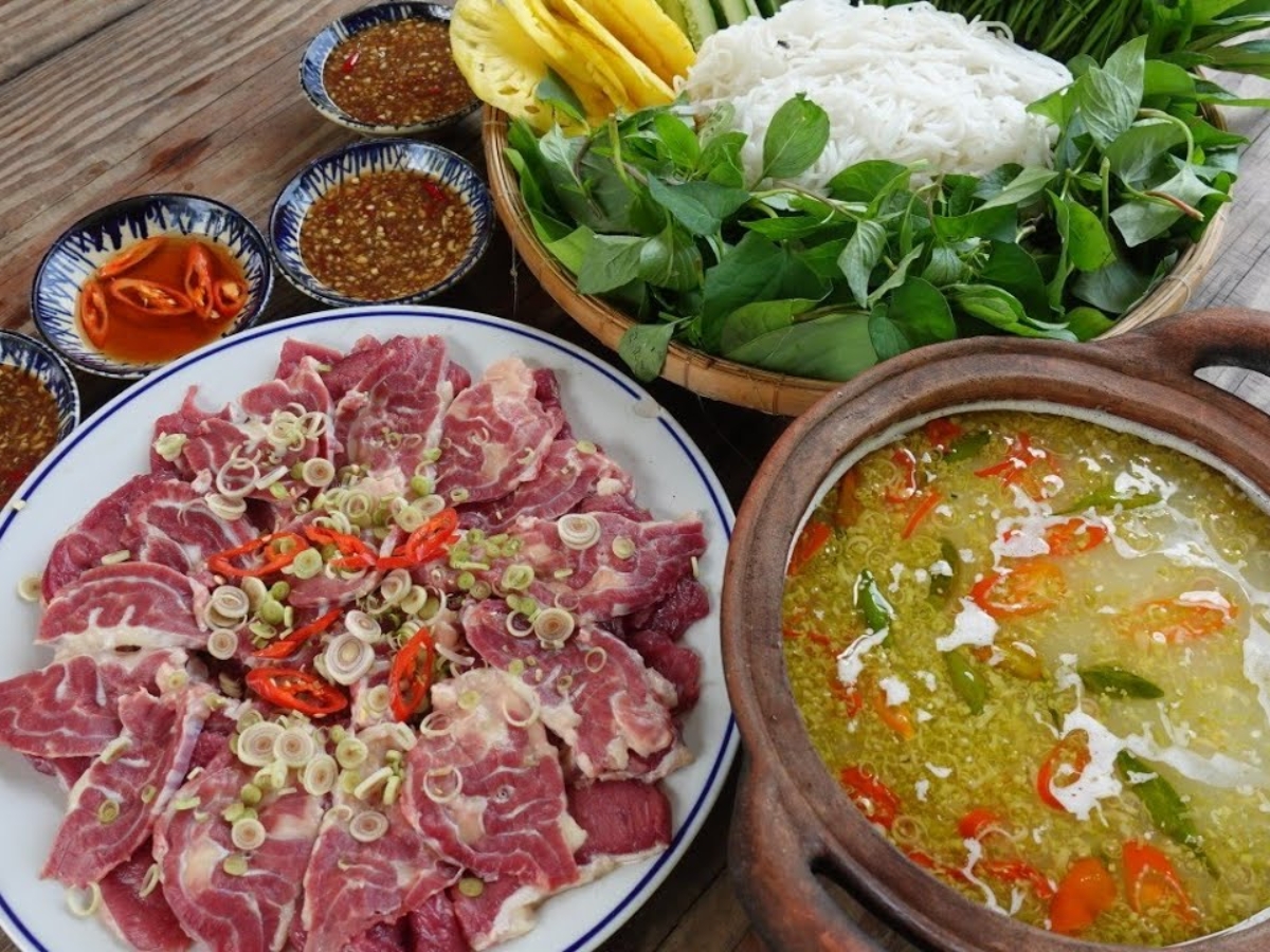 Lẩu trâu với nước dùng đậm đà, thịt trâu dai ngon, tạo nên hương vị riêng khó nhầm lẫn