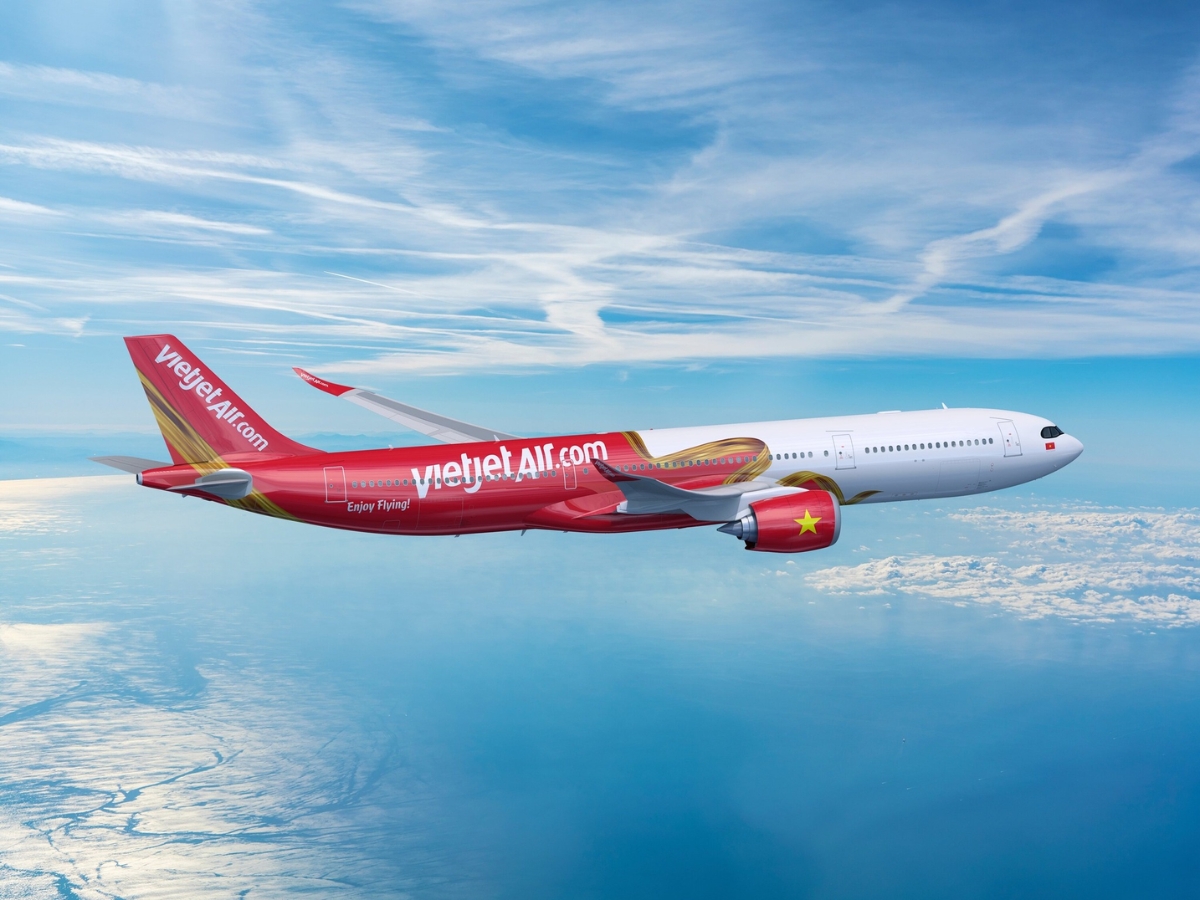 Di chuyển bằng máy bay là phương án phù hợp với du khách muốn di chuyển nhanh chóng, tiết kiệm thời gian