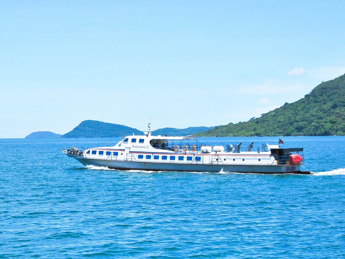 Hành trình di chuyển bằng tàu cao tốc vừa nhanh chóng, vừa thú vị
