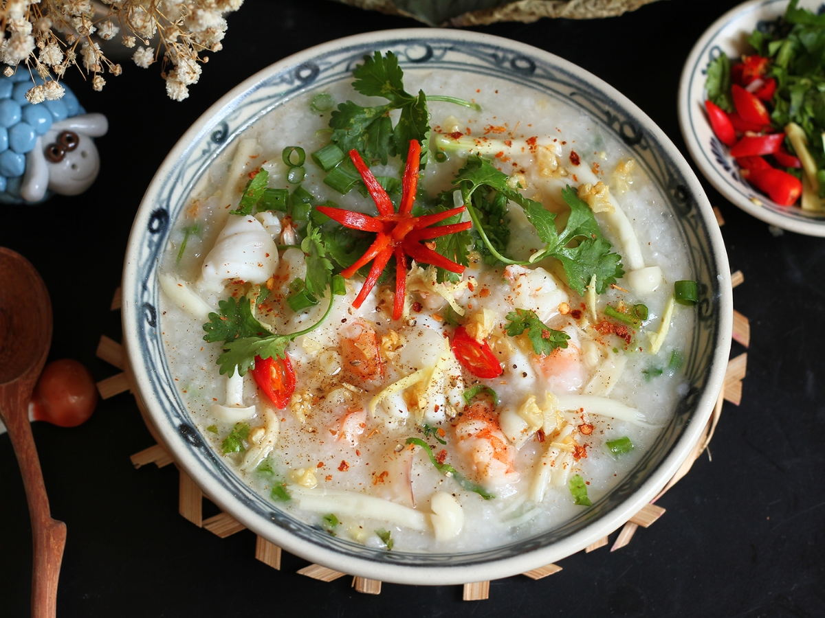 Du khách có thể ăn cháo vào buổi sáng hoặc buổi tối