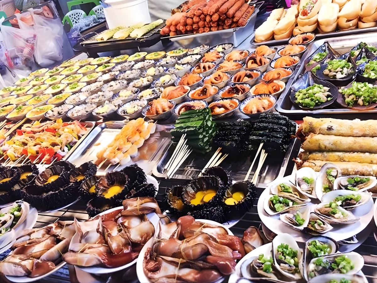 Thưởng thức ốc và các loại hải sản thơm ngon tại chợ Dương Đông