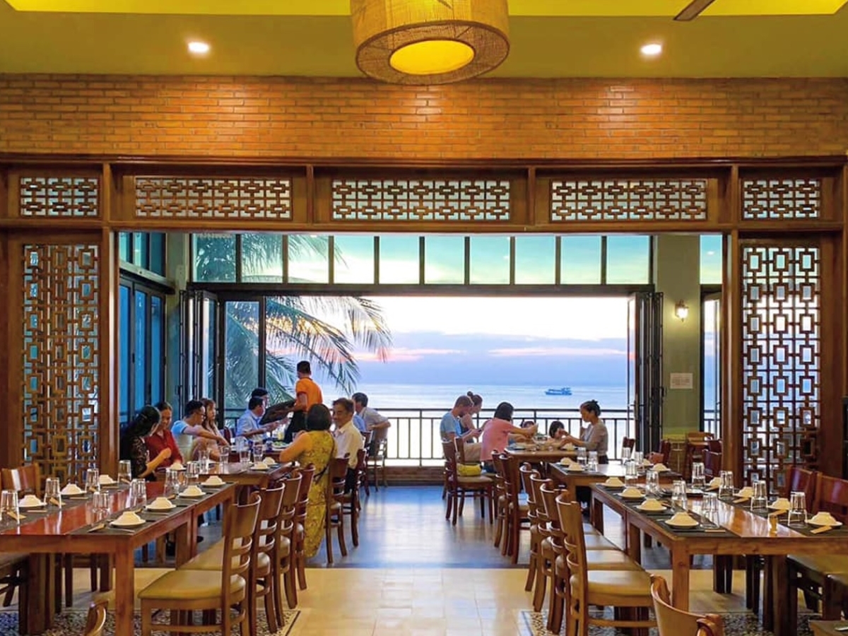 Nhà hàng Xin Chào với không gian rộng thoáng và view ngắm biển tuyệt đẹp