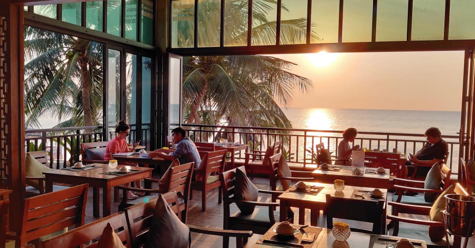 Khung cảnh nhà hàng Xin Chào vào lúc hoàng hôn