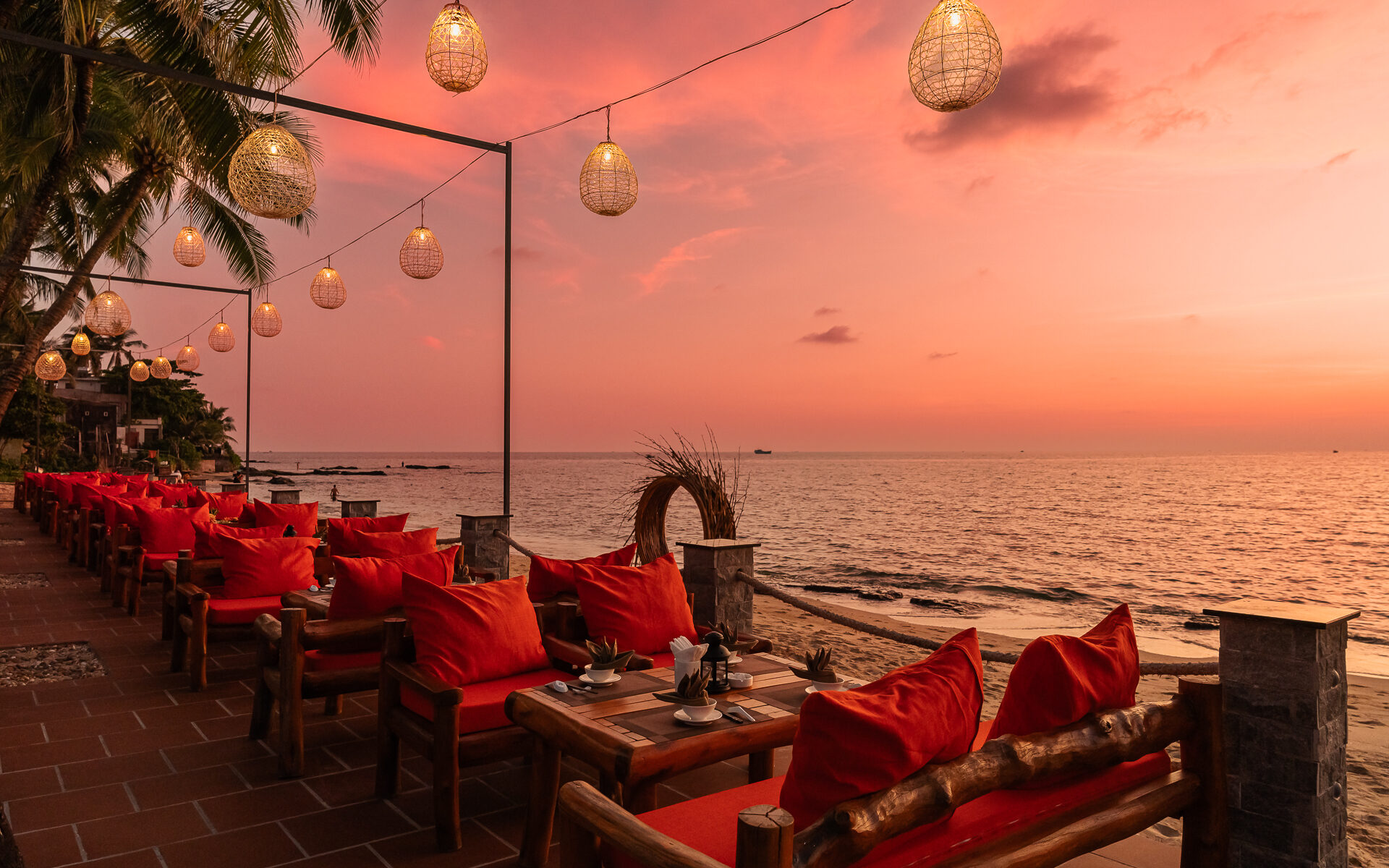 Ocean Night Bar sở hữu không gian mở mang đến những trải nghiệm thú vị cho du khách