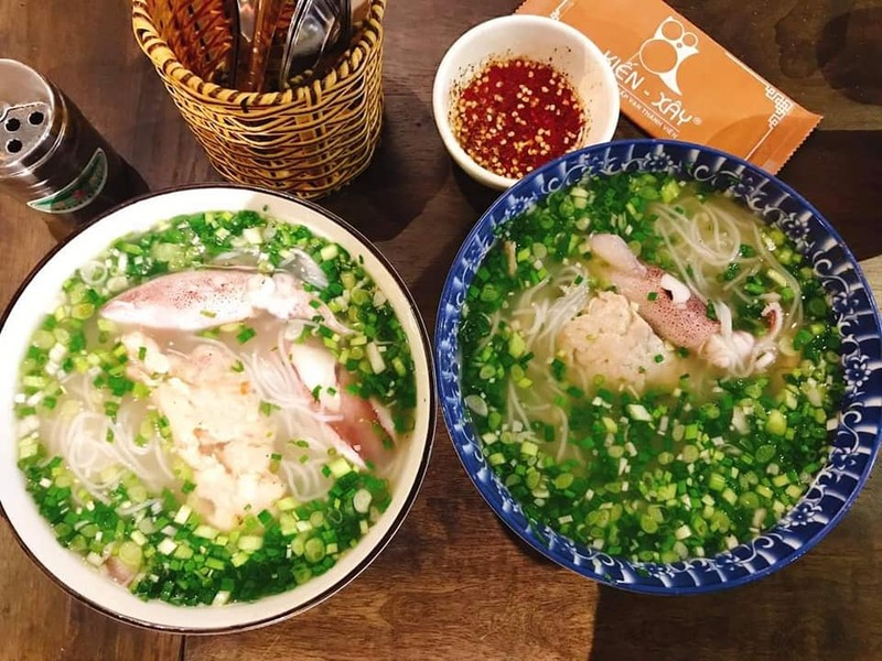 Một tô bát bún quậy thơm ngon với nhiều topping