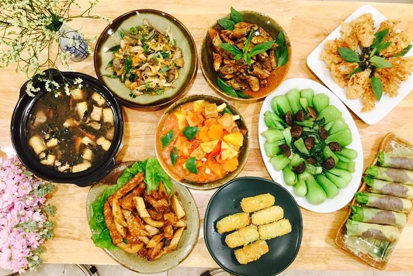 Quán có không gian không quá lớn nhưng được sắp xếp gọn gàng và ngăn nắp, sạch sẽ