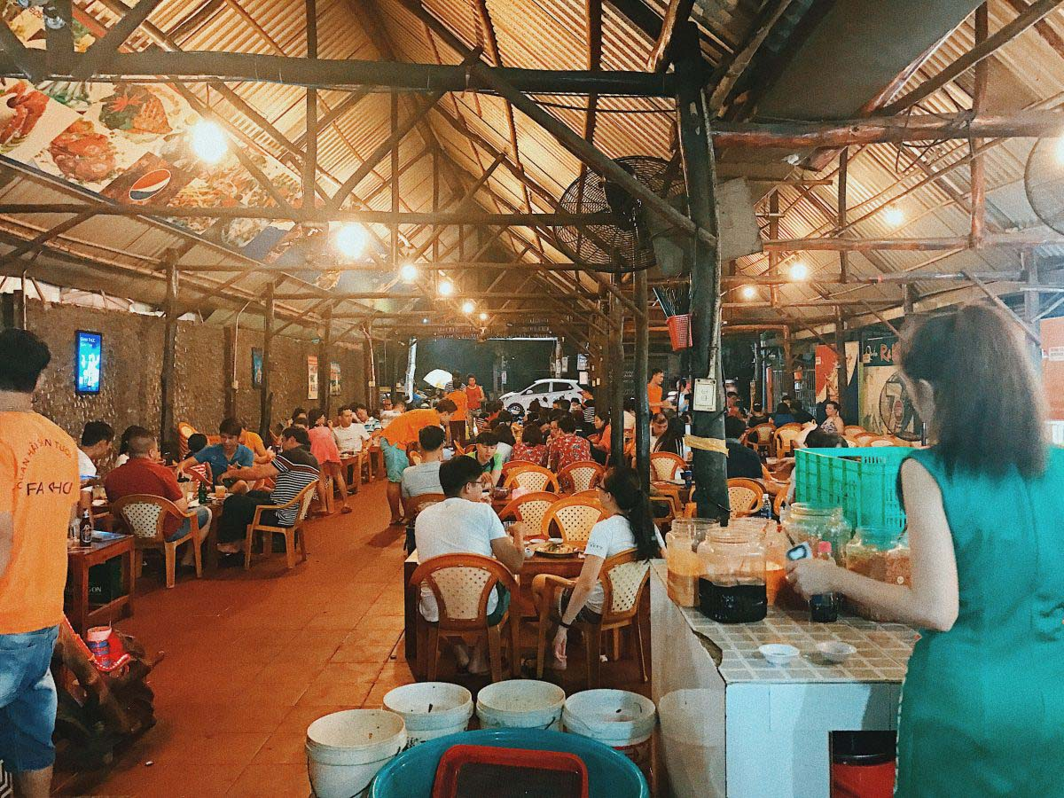 Không gian quán dân giã, rộng rãi