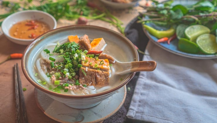 Món bánh canh thơm ngon được ăn kèm với chả cá