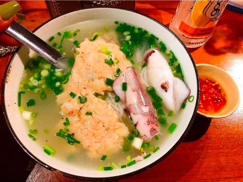 Thưởng thức một tô bún quậy vào buổi sáng