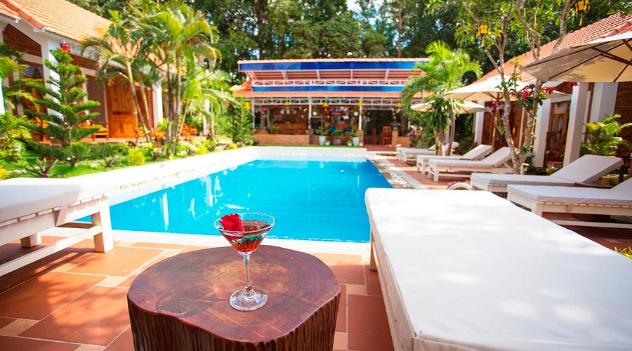Hồ bơi nhỏ nằm chính giữa tại Little Garden Bungalow