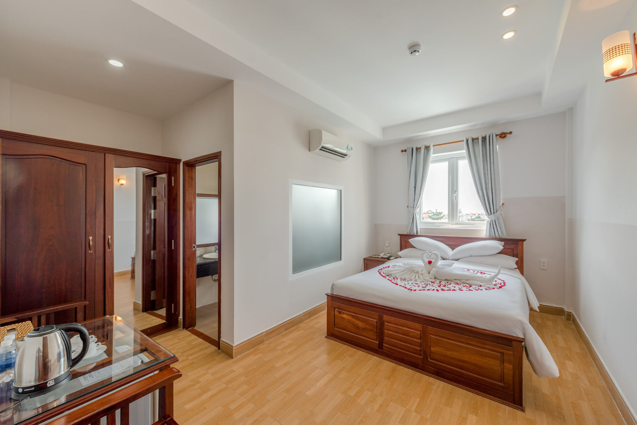 Khách sạn nằm ở phân khúc tầm trung nhưng vẫn đầy đủ nội thất bên trong