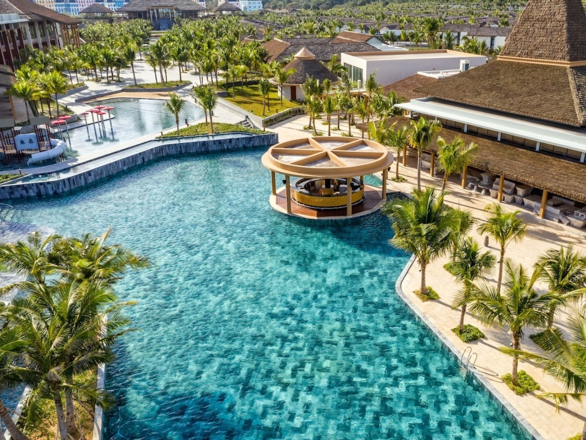 Hệ thống biệt thự tại New World Phu Quoc Resort được xây dựng theo kiểu mái lá truyền thống