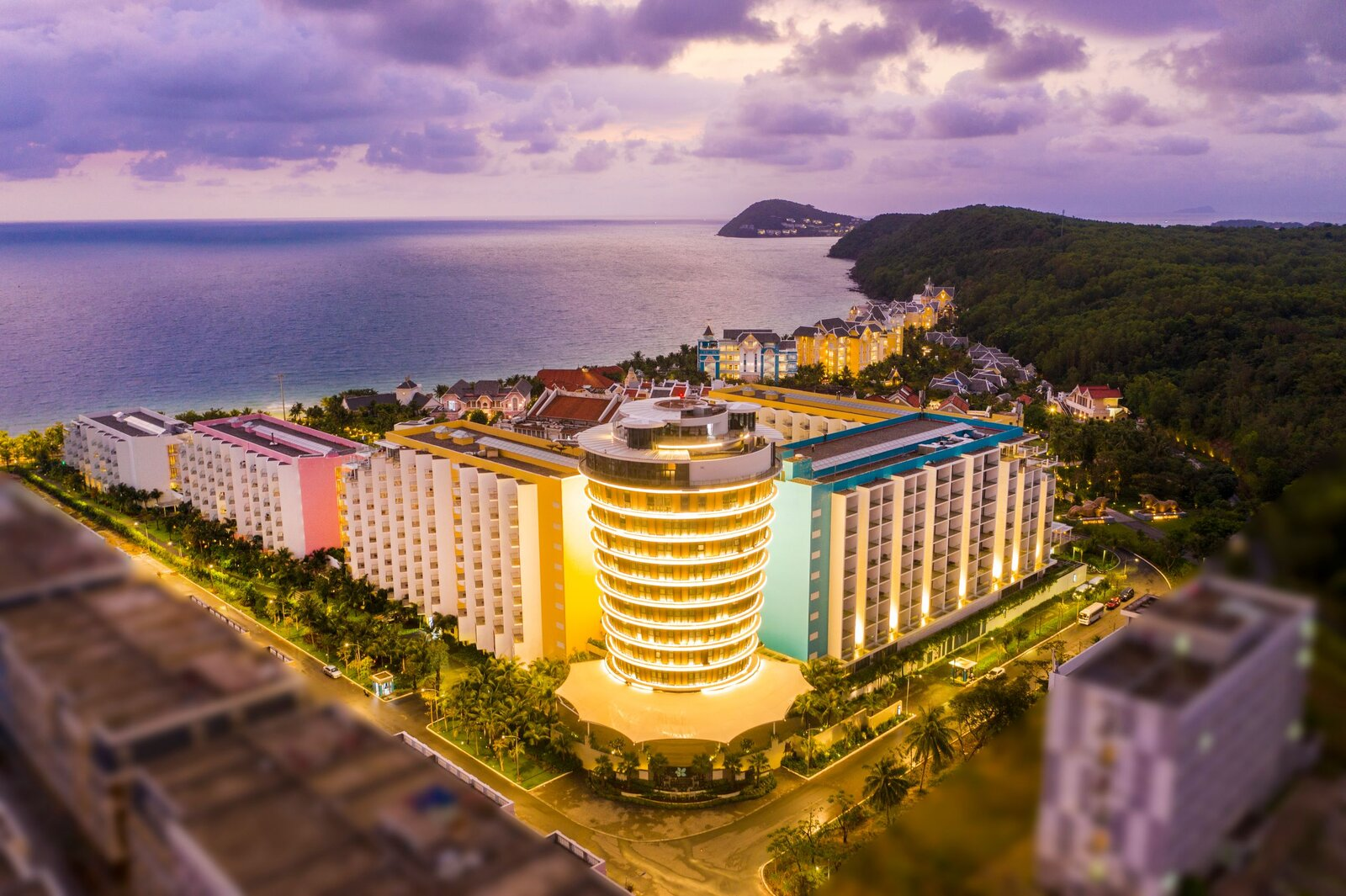Bên trong khu nghỉ dưỡng được trồng cây xanh và có nhiều hồ bơi trông giống như một công viên nhỏ