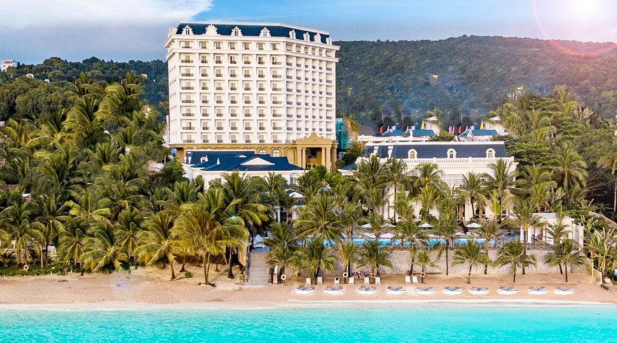 Nằm cạnh bãi biển, resort mang đến trải nghiệm độc đáo giữa thiên nhiên hoang sơ và khung cảnh tuyệt đẹp