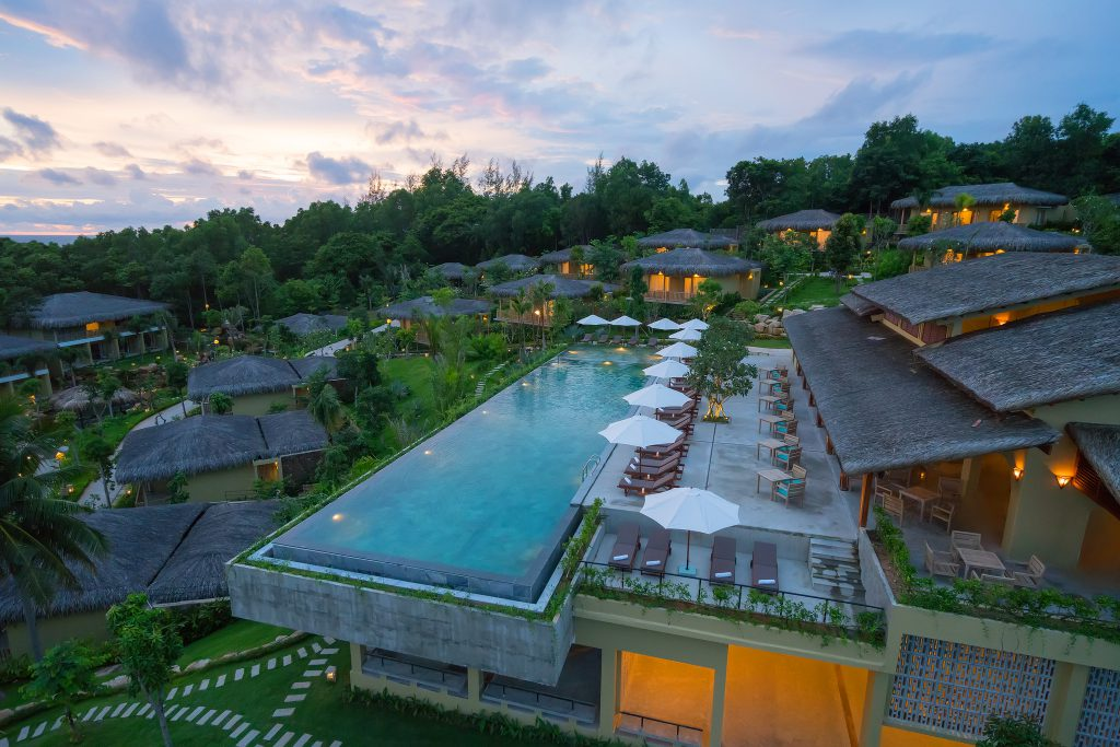 Lahana Resort Phú Quốc nổi bật trên đỉnh đồi với diện tích rộng gần 2 ha và là nơi nghỉ dưỡng rộng rãi