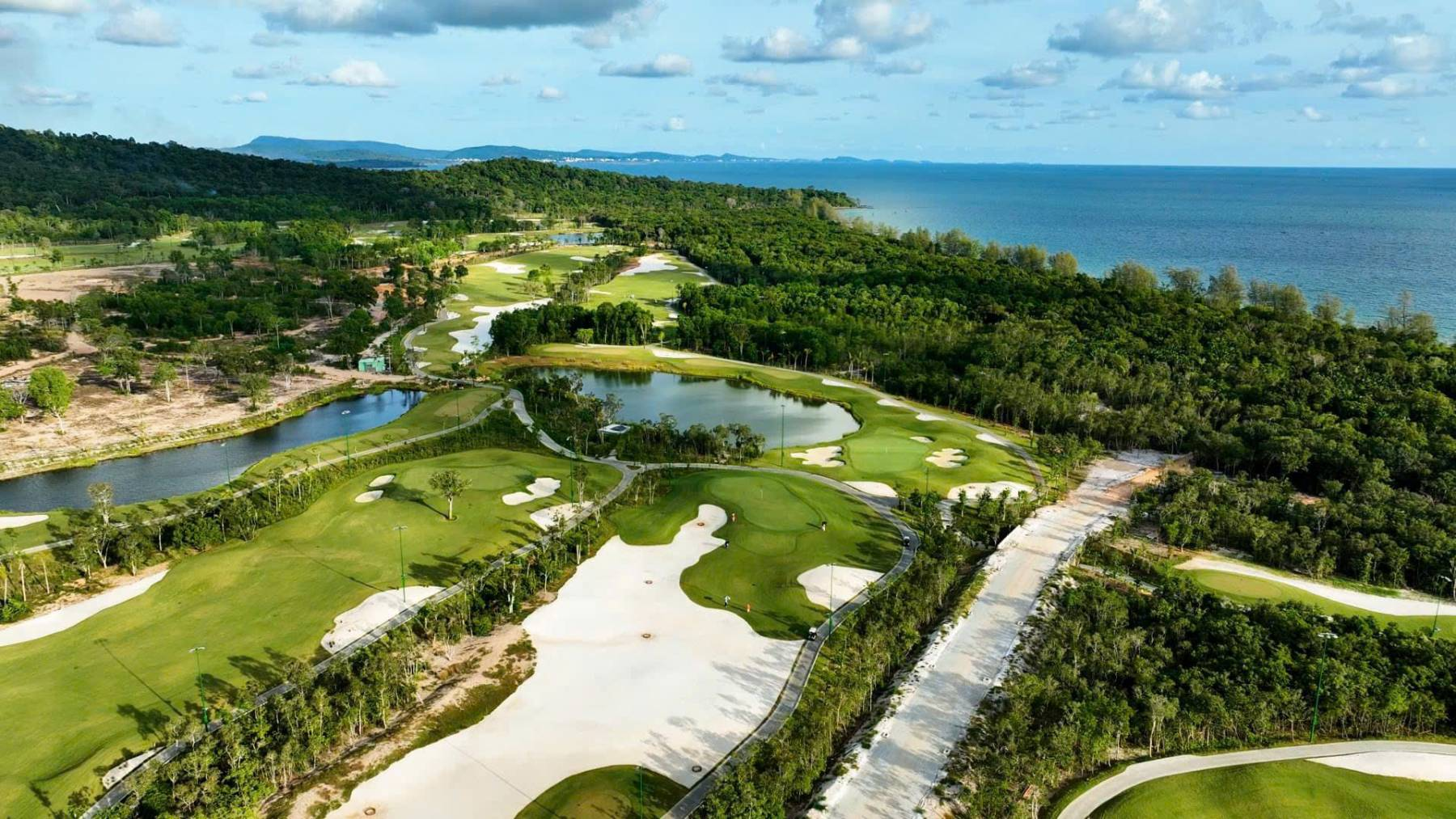Eschuri Vung Bau Golf là sân golf quy mô và hiện đại hàng đầu tại Bắc đảo
