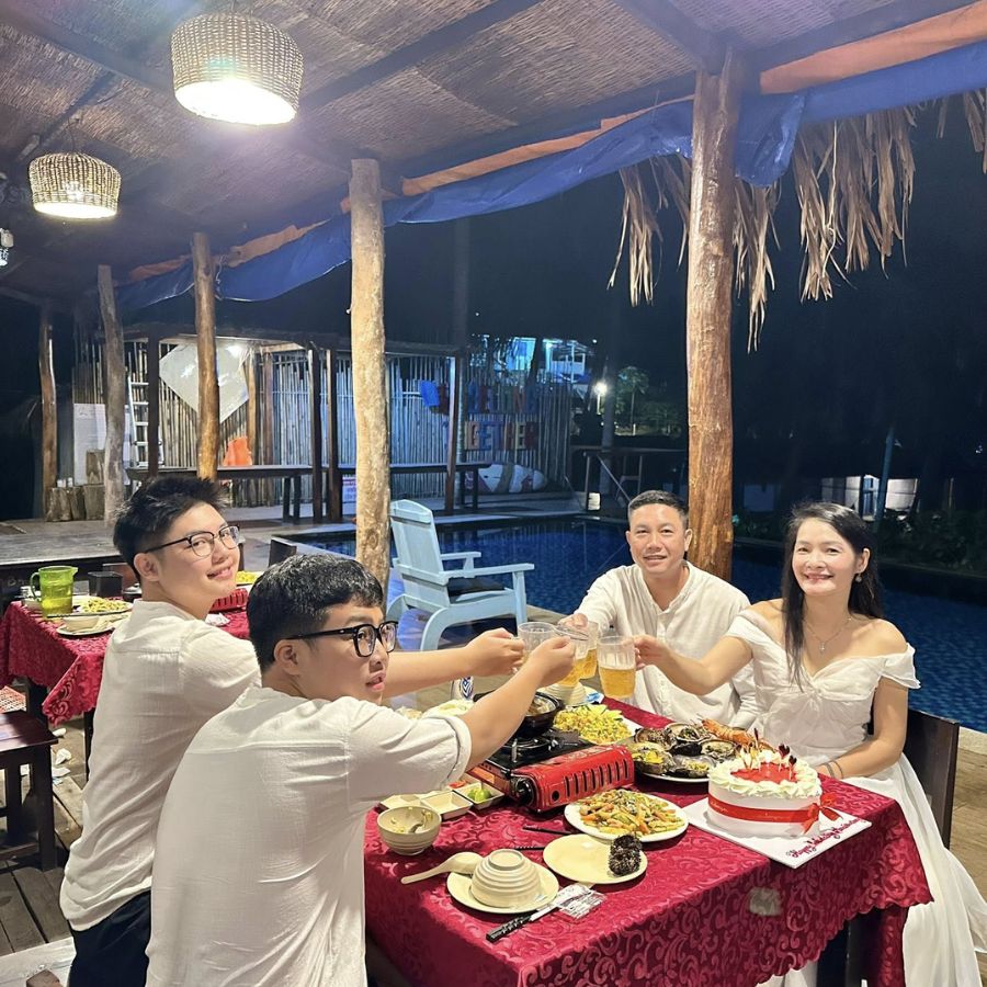 Du khách thưởng thức bữa tối ấm cúng tại quán hải sản