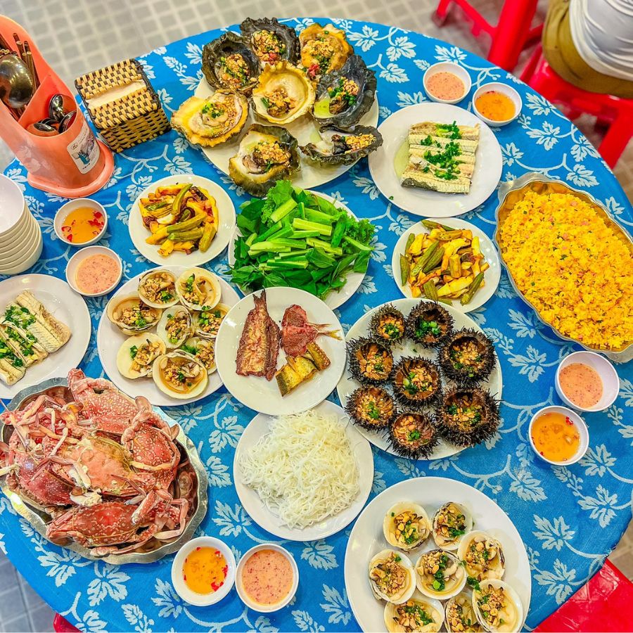 Mâm hải sản tươi ngon, giá cả bình dân trên đảo Nam Du