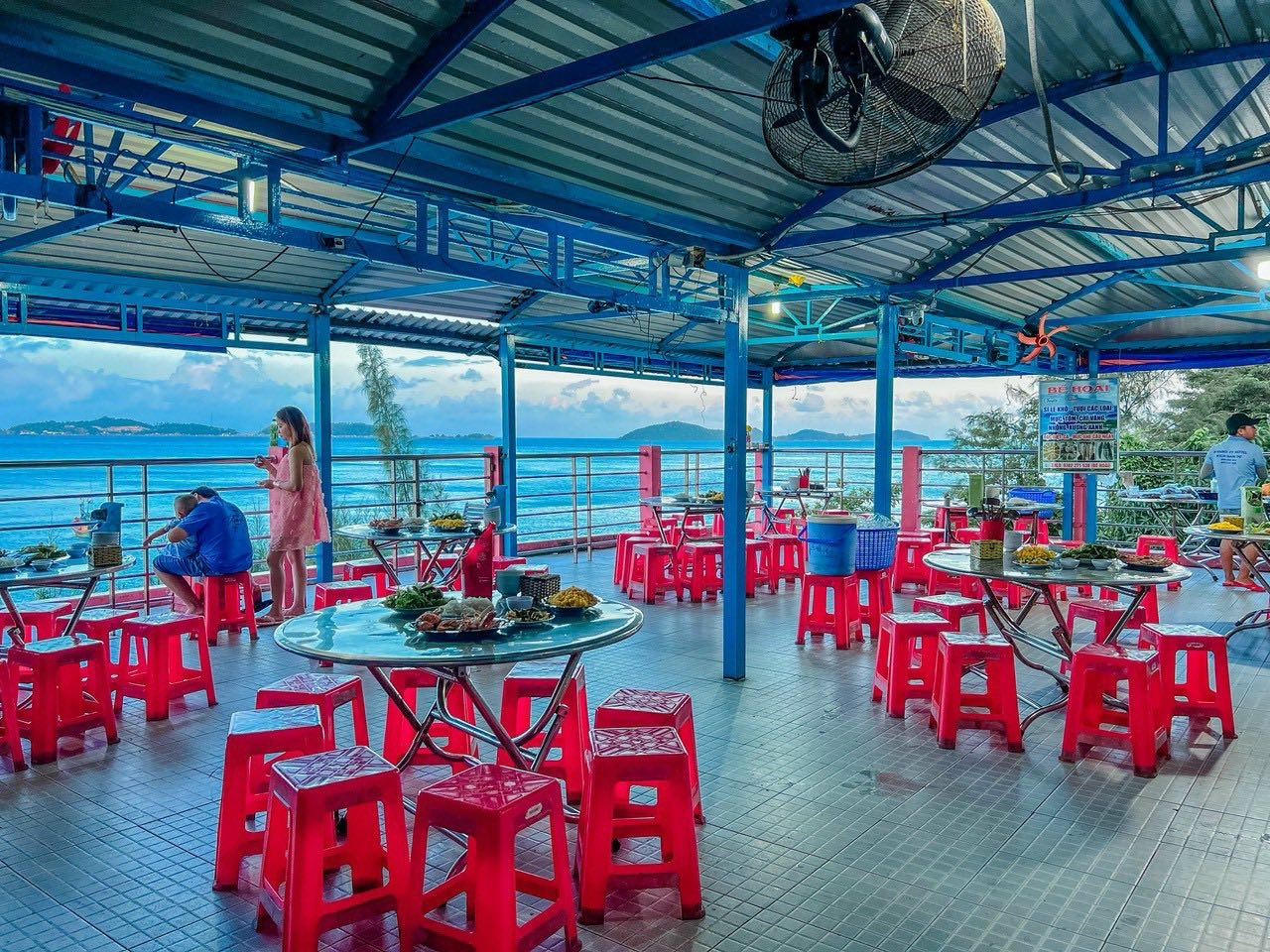 Du khách nên lựa chọn những quán ăn có view biển để bữa ăn thêm trọn vẹn