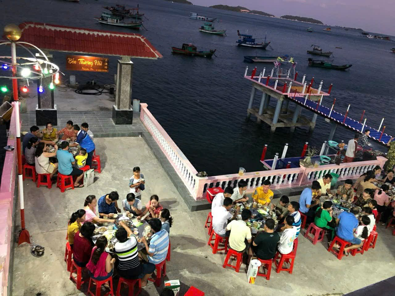 Các quán hải sản Nam Du có view biển thoáng đãng