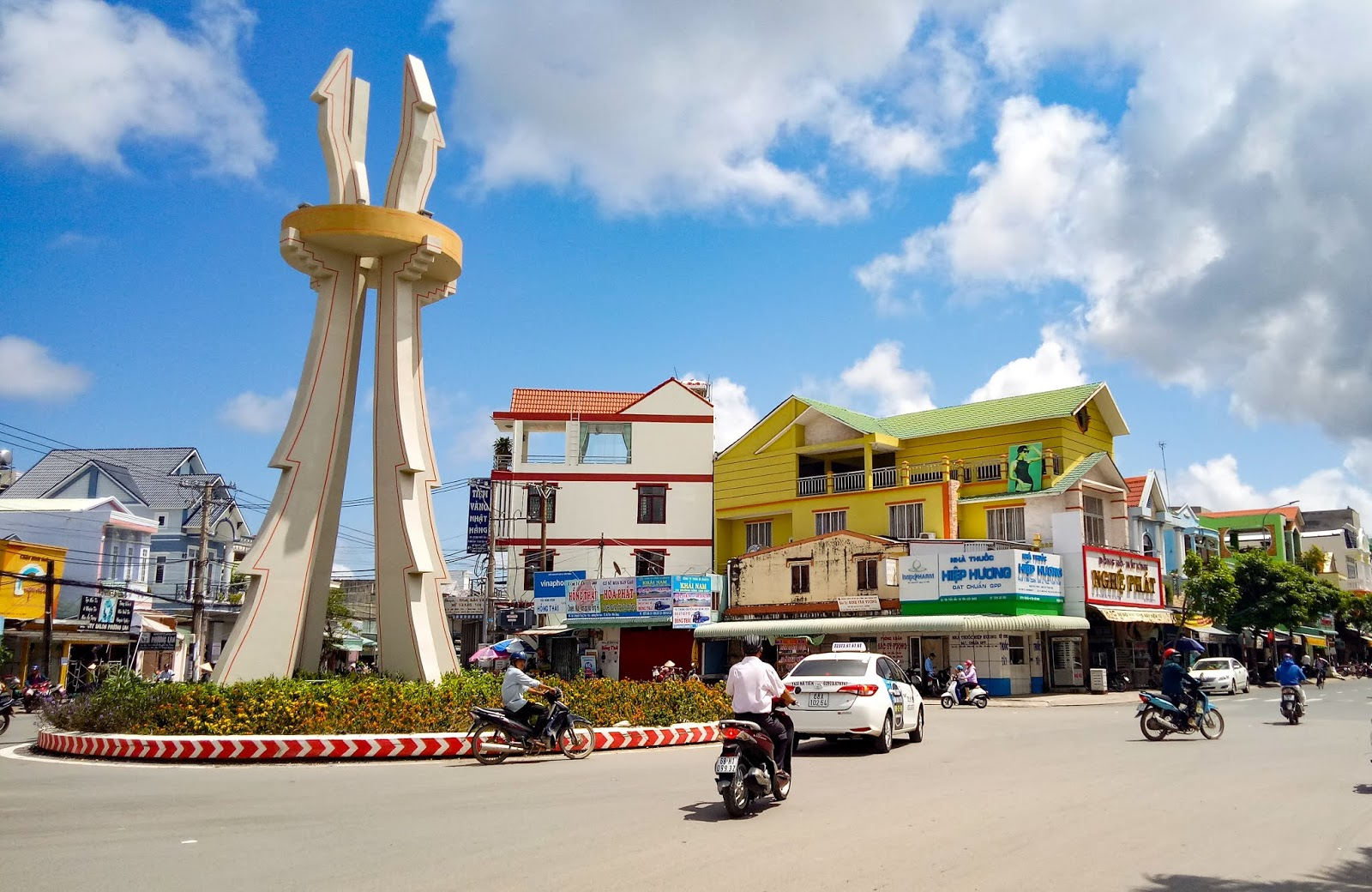 Du khách có thể thuê xe máy hoặc đặt taxi để di chuyển trong thành phố