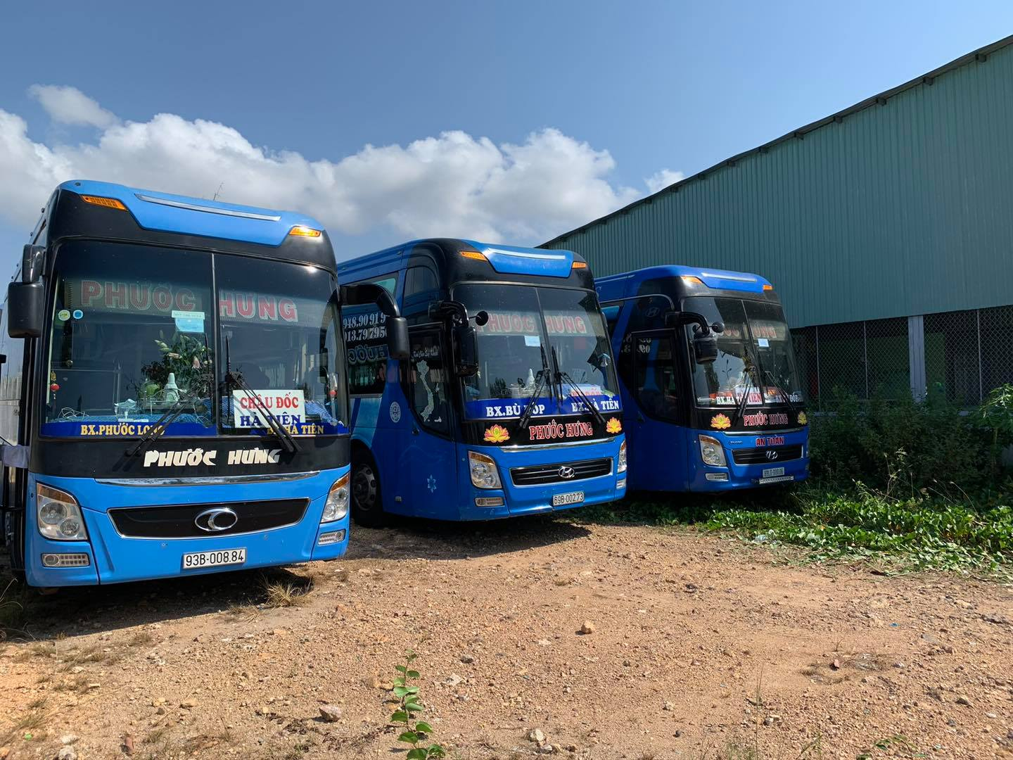 Du khách từ TP.HCM hoặc miền Tây có thể di chuyển bằng xe khách giường nằm để tới Hà Tiên
