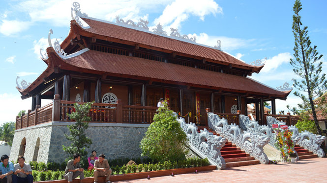 Không gian bên ngoài chính điện đình Nguyễn Trung Trực