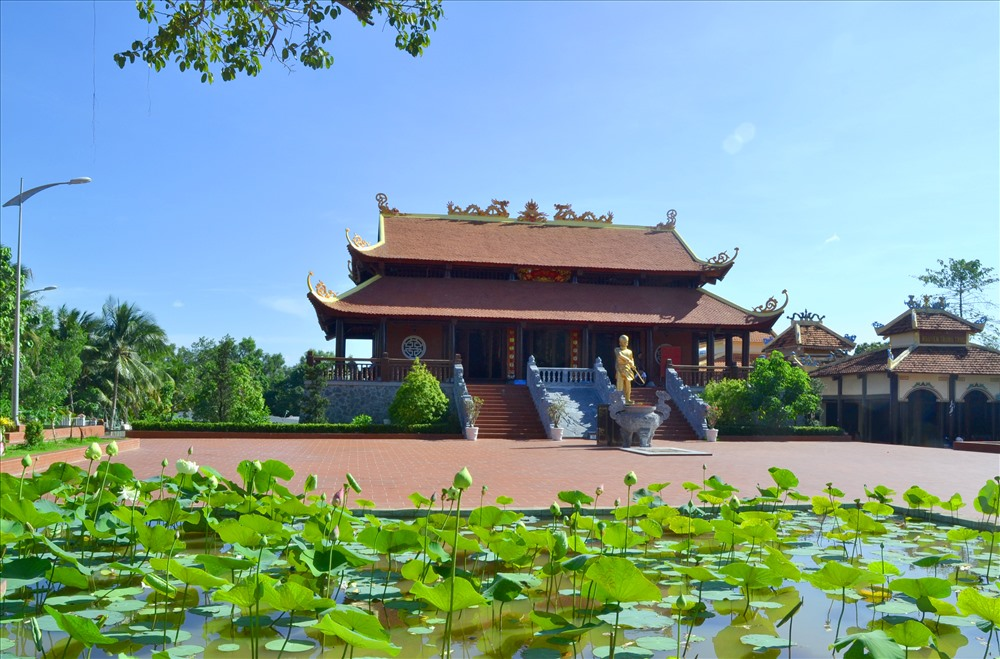 Cảnh quan xung quanh xanh mát và linh thiêng tại đình Nguyễn Trung Trực