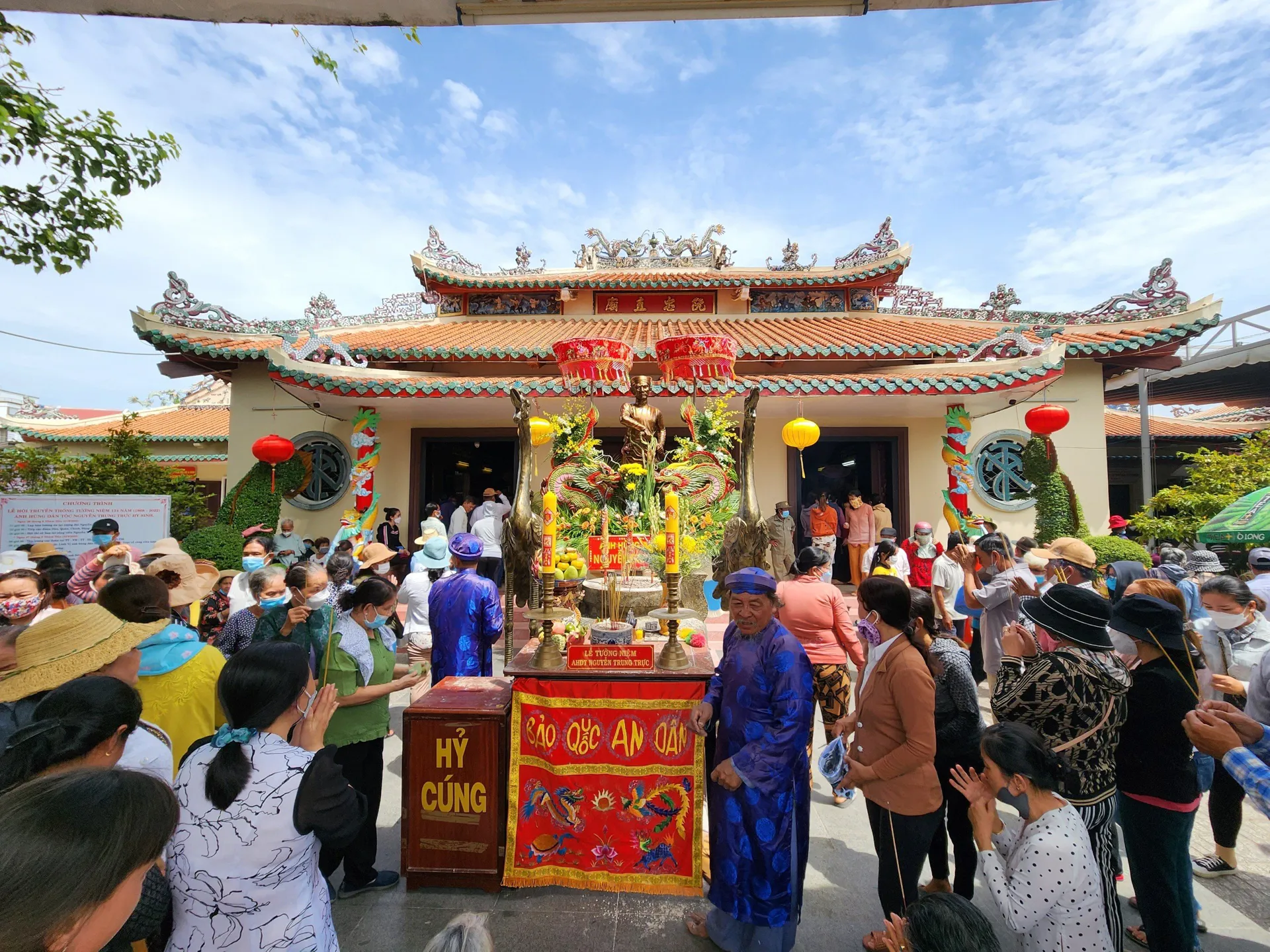 Du khách dâng hương tại Lễ hội Đình Nguyễn Trung Trực
