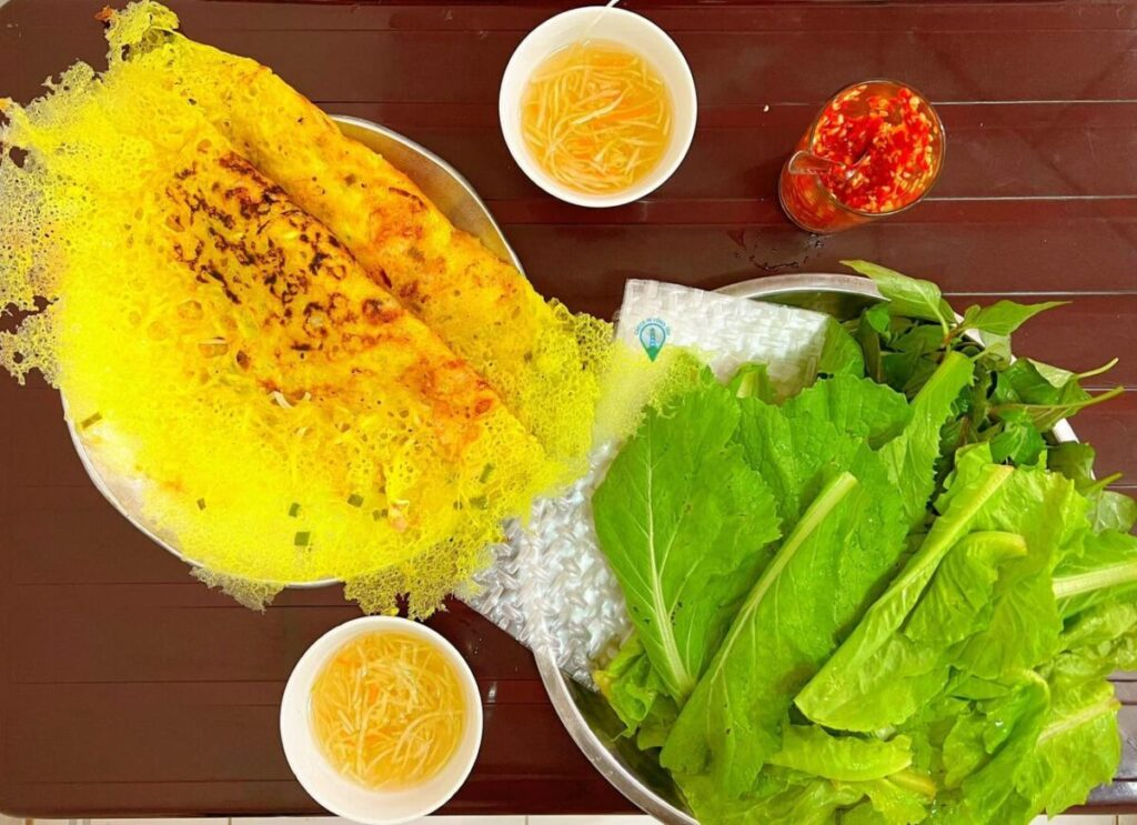 Bánh xèo Hà Tiên có vỏ ngoài giòn rụm kết hợp với nhân hải sản tươi ngon