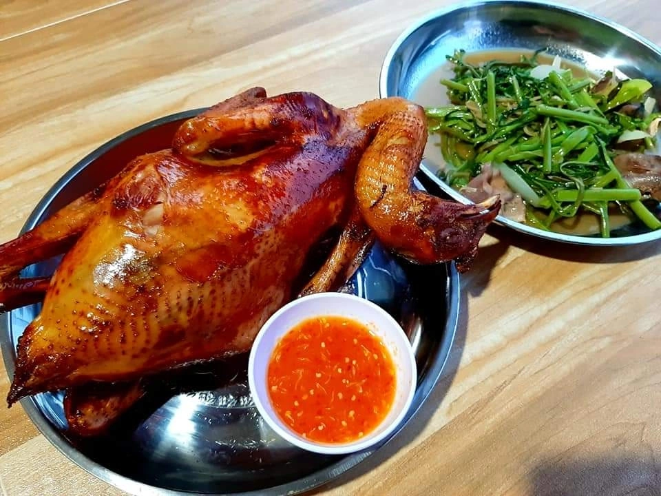 Gà đốt Kampot là món ngon phải thử khi tới Hà Tiên