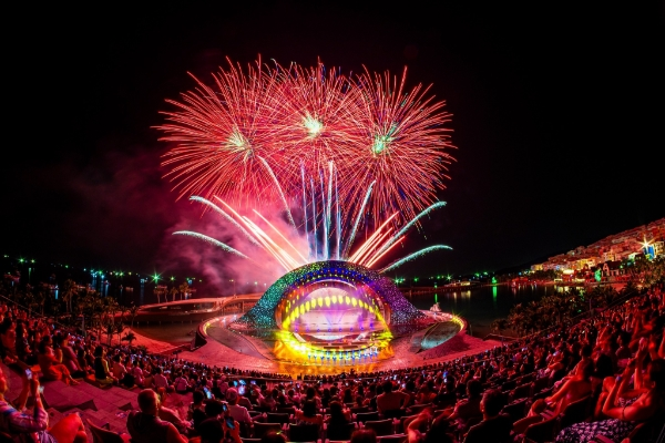 Tourists were overwhelmed by the dazzling fireworks display