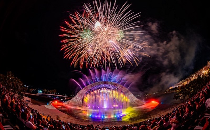 Spectacular fireworks displays at the Kiss of the Sea show