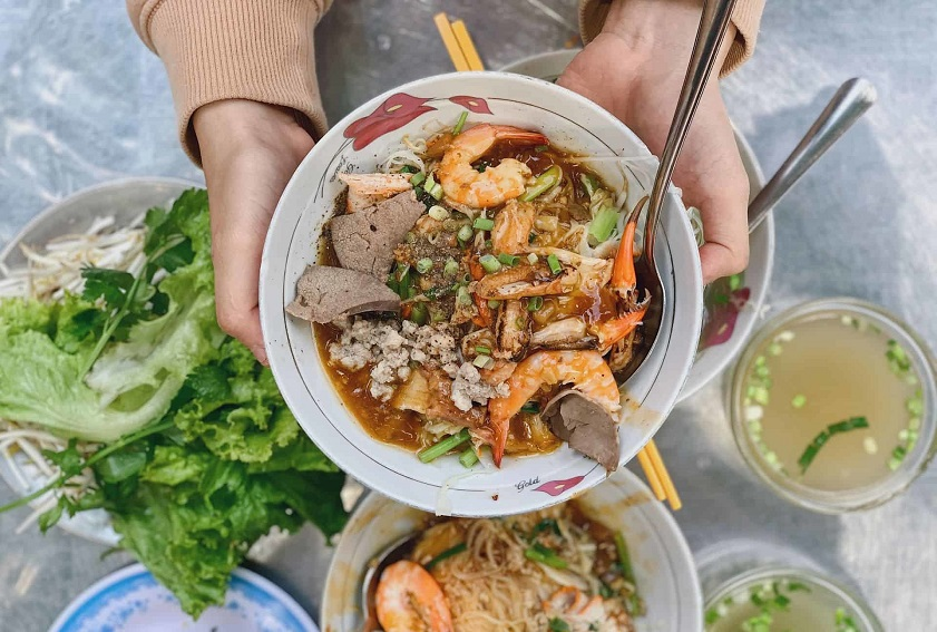 Hủ tiếu là món đặc sản không thể bỏ qua khi tới Hà Tiên