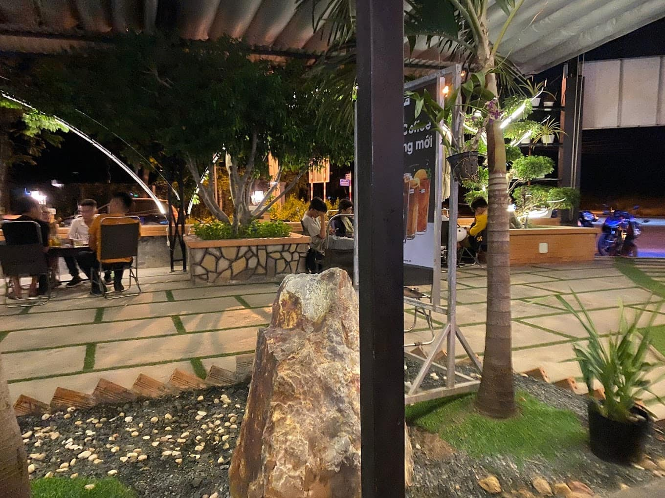 Không gian thoáng đãng tại quán cà phê Pum’s Cafe