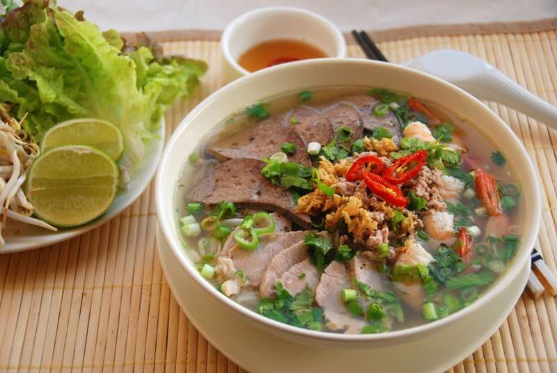 Du khách trải nghiệm ăn sáng để có thể cảm nhận nhịp sống của người dân địa phương