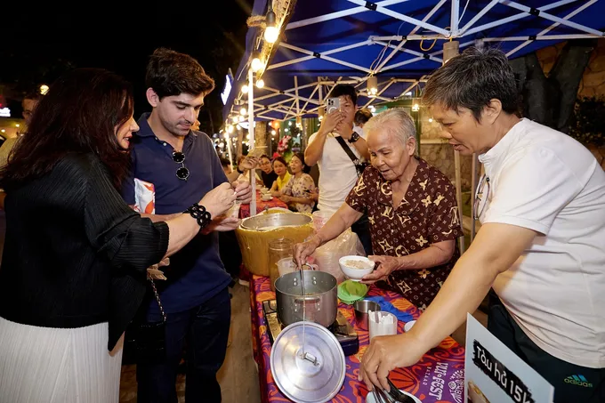 Du khách có thể trải nghiệm bún kèn và các ẩm thực đặc trưng tại chợ đêm Vui Phết ở Phú Quốc