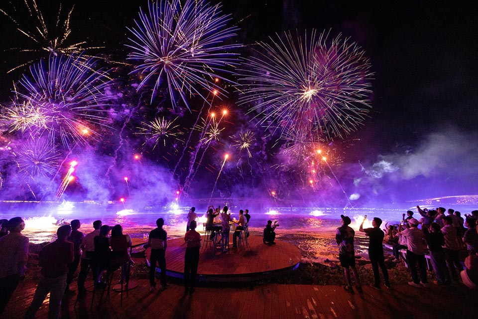 Những màn pháo hoa Symphony of the Sea rực rỡ trên nền trời đêm Phú Quốc
