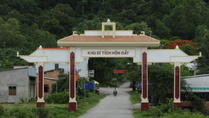 Hòn Đất nằm tại khu vực Đông Bắc của tỉnh An Giang