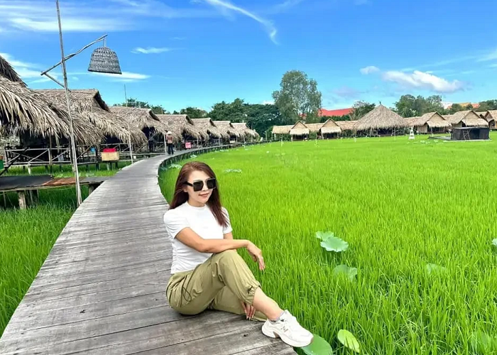 Du khách check in tại cánh đồng Tho Sơn