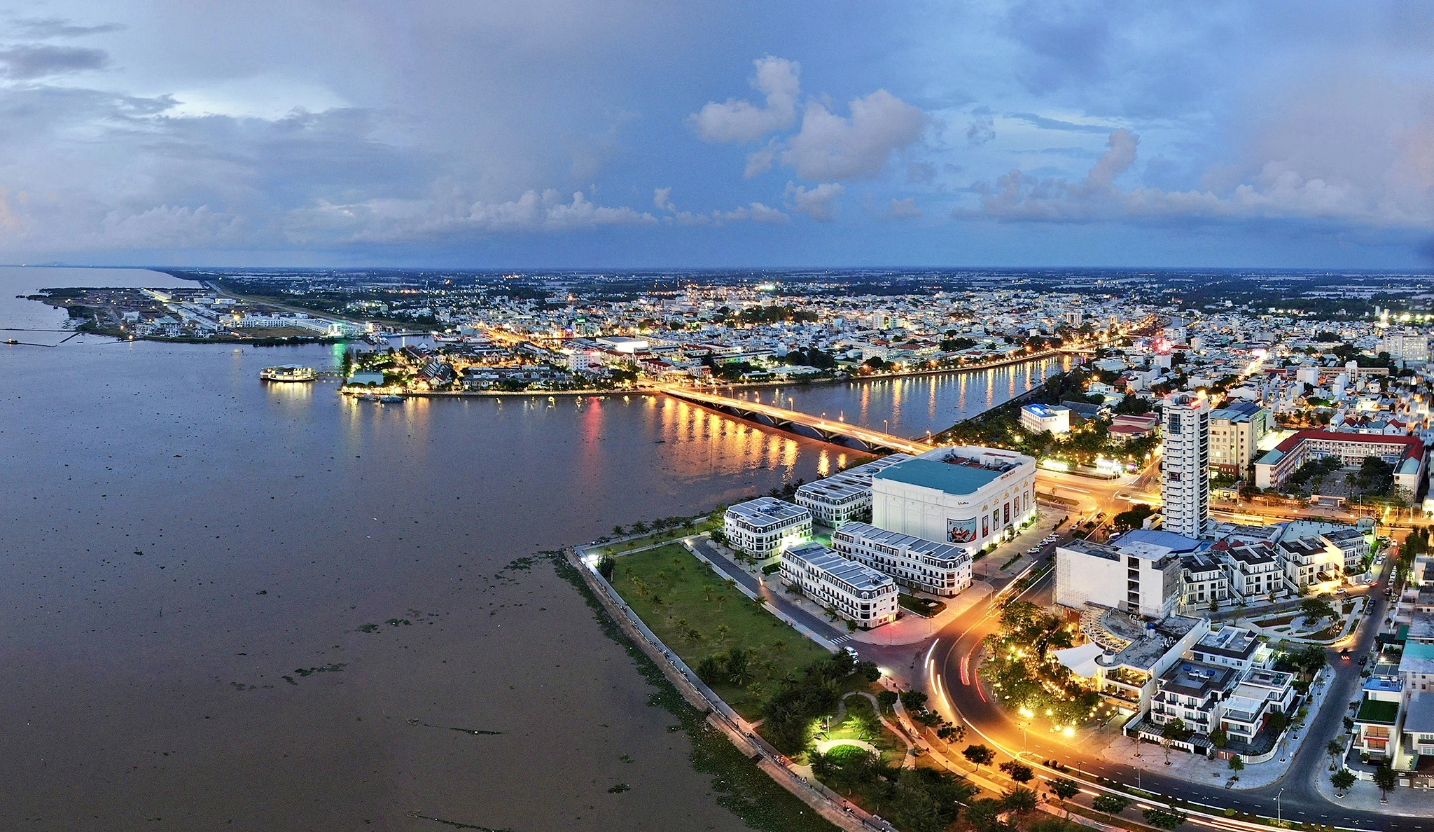 Khu vực xung quanh biển Rạch Giá ngày càng được đầu tư và xây dựng hiện đại