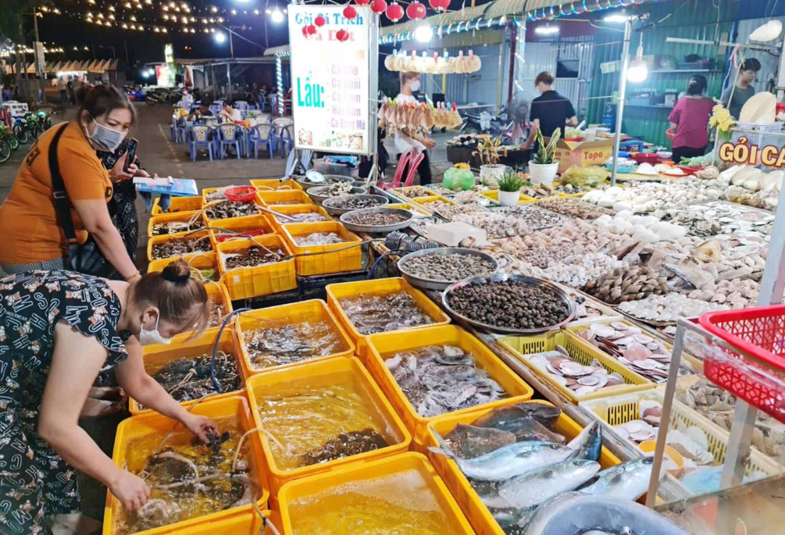 Gian hàng hải sản tươi ngon, đa dạng tại chợ đêm