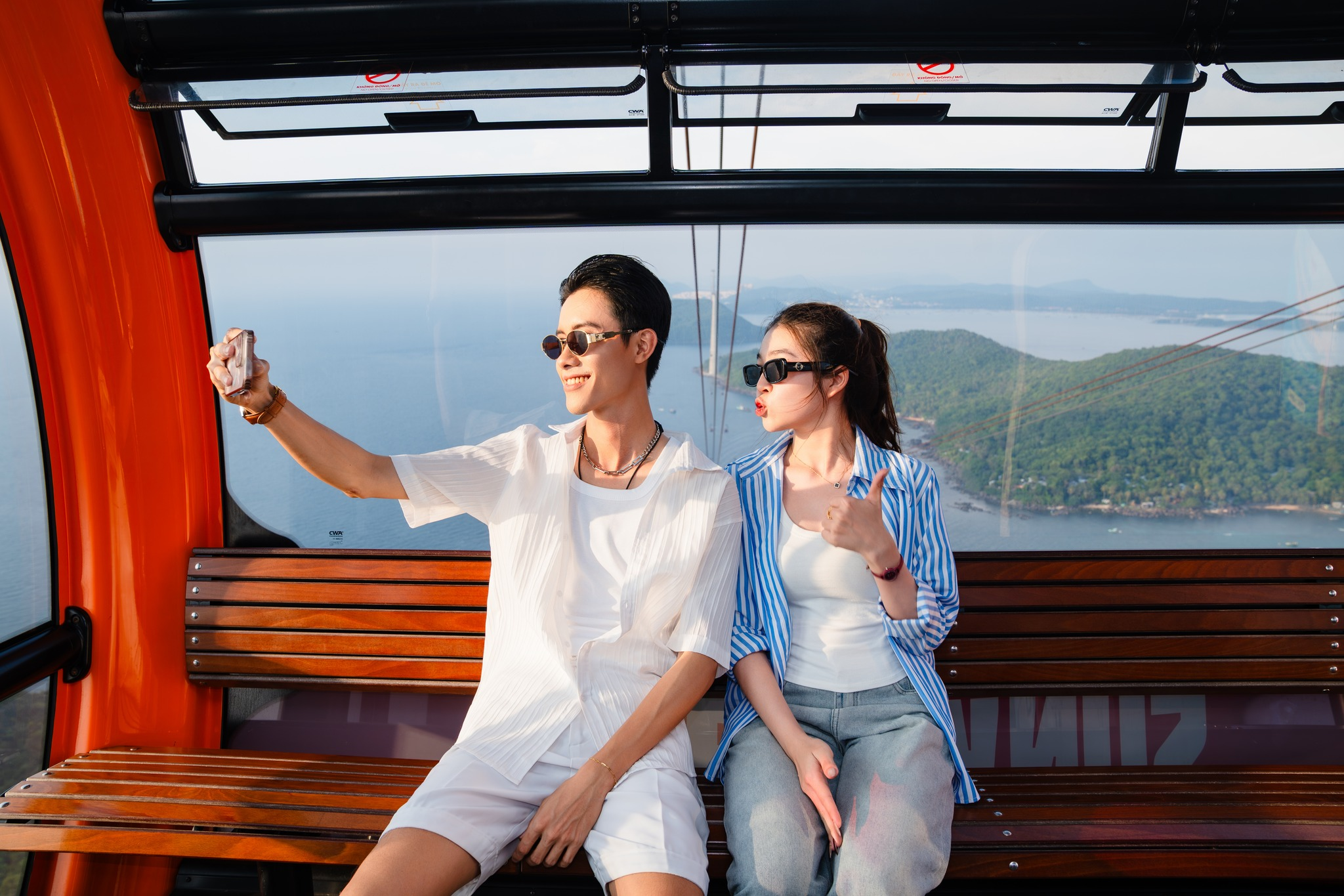 Du khách ngắm cảnh biển đảo hùng vĩ từ cabin cáp treo Hòn Thơm