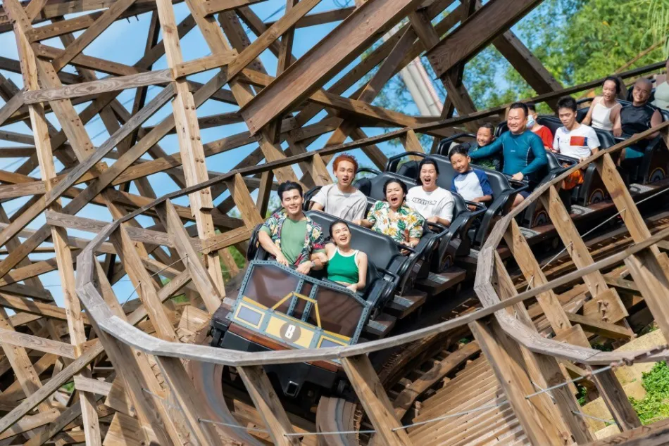 Tourists enjoy experiencing thrilling rides at Sun World Hon Thom
