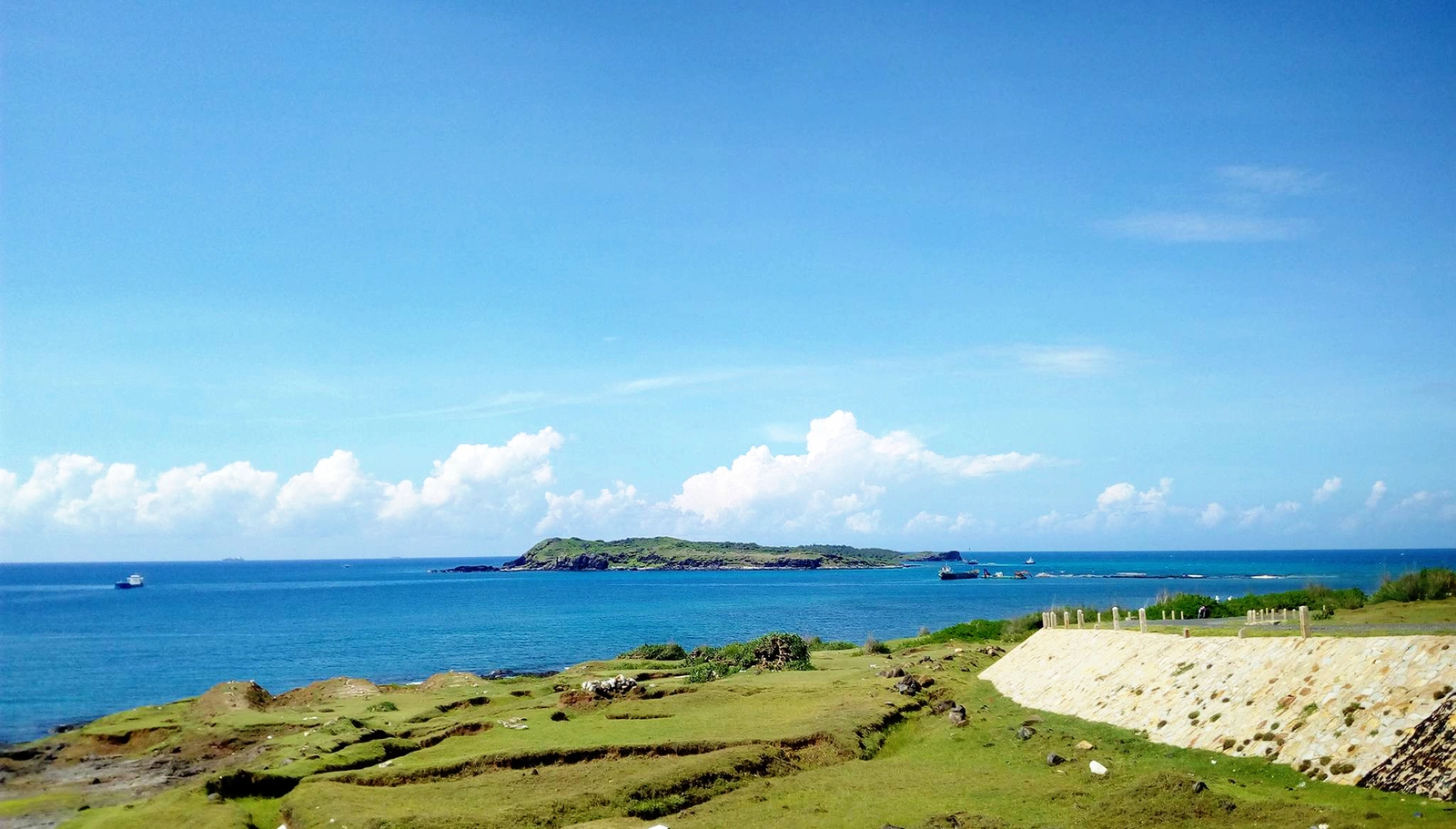 Đảo Phú Quý gây ấn tượng bởi làn nước biển trong vắt, những bãi đá nham thạch độc đáo và cảnh quan thiên nhiên chưa bị đô thị hóa mạnh