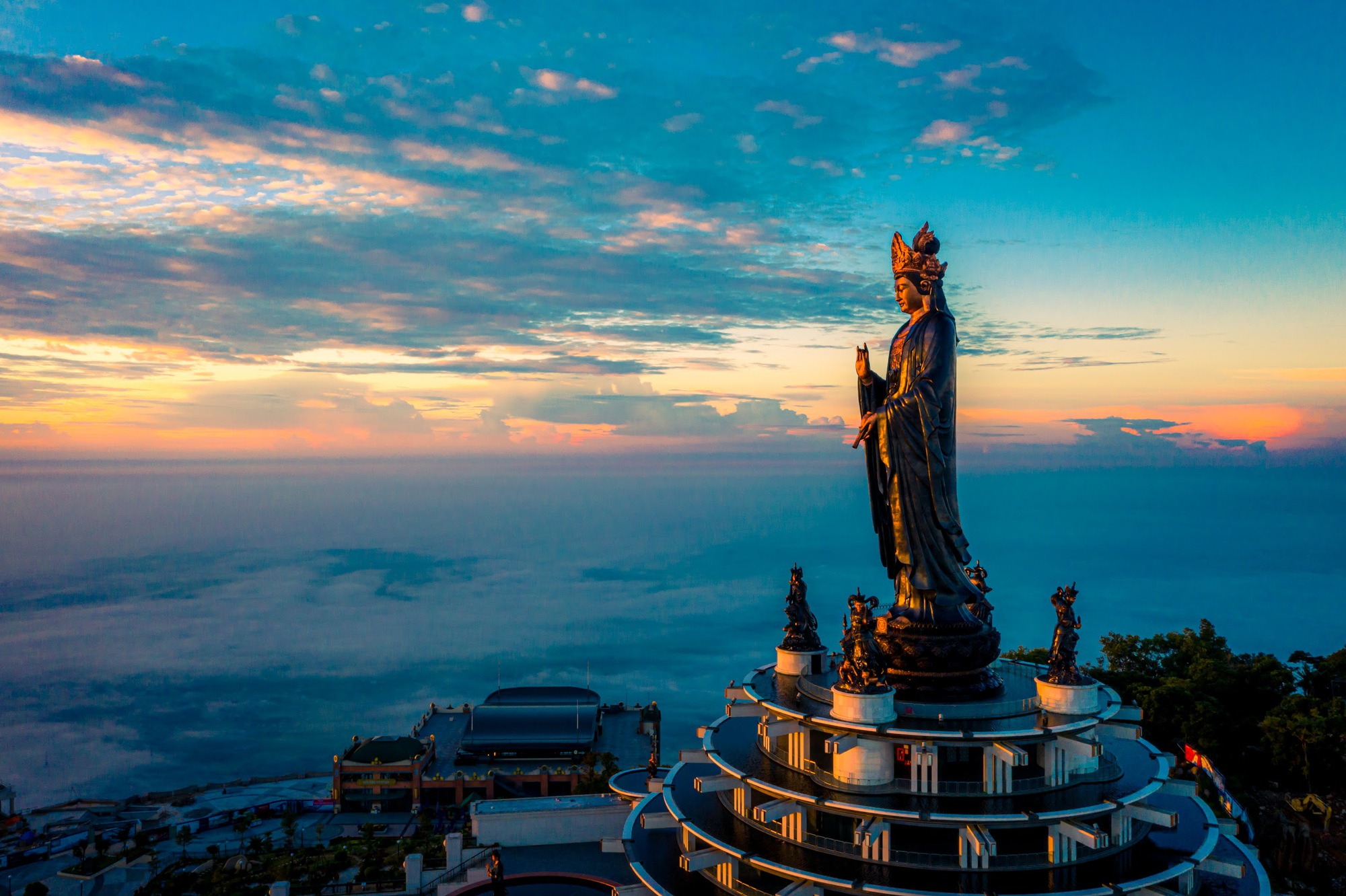 Núi Bà Đen là điểm đến kết hợp giữa tâm linh và thiên nhiên, phù hợp cho chuyến đi trong ngày từ TP.HCM