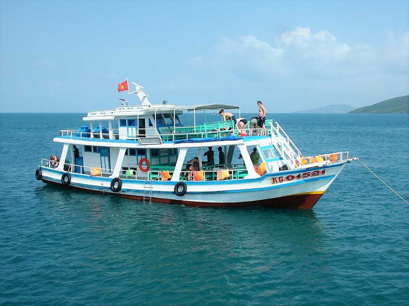 Du khách có thể chọn đi tàu ra Nam Du
