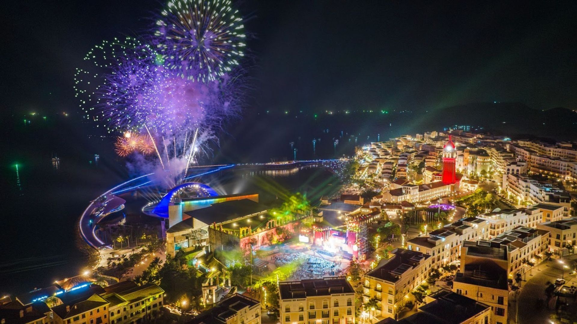 1 đêm ở Thị trấn Hoàng hôn - Sunset Town bừng sáng với 2 màn trình diễn pháo hoa cùng show diễn đẳng cấp