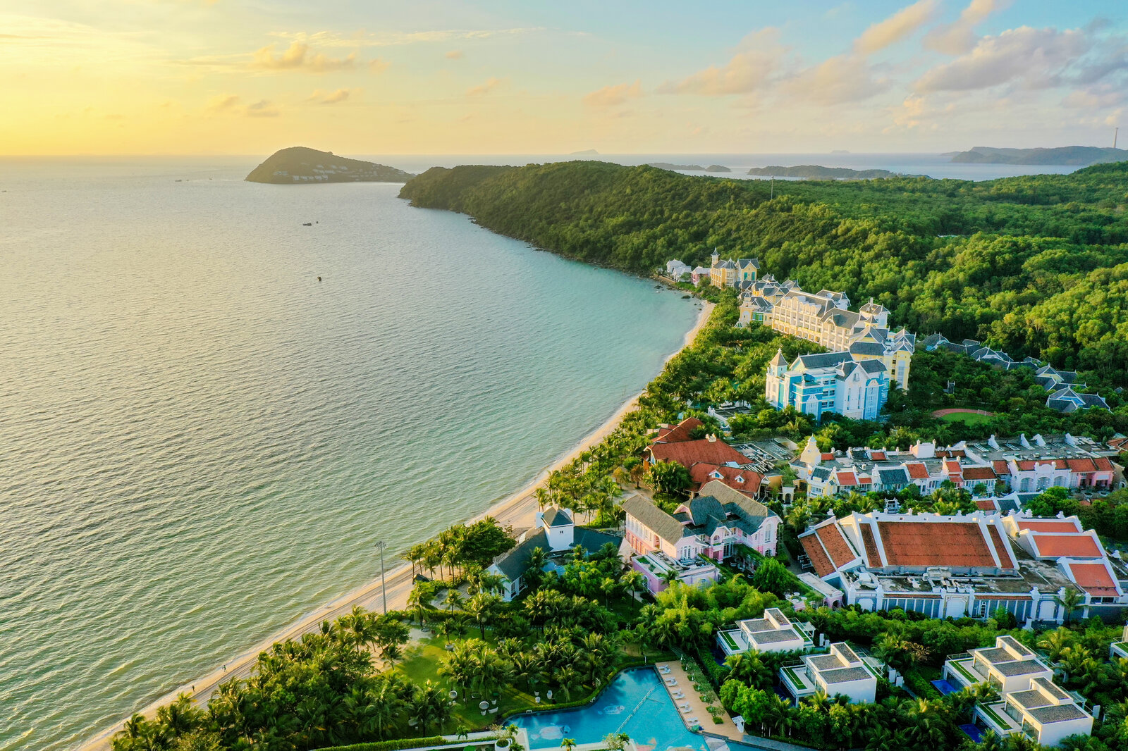 JW Marriott Phu Quoc Emerald Bay Resort là một trong những biểu tượng tiêu biểu của phân khúc resort 5 sao Phú Quốc.