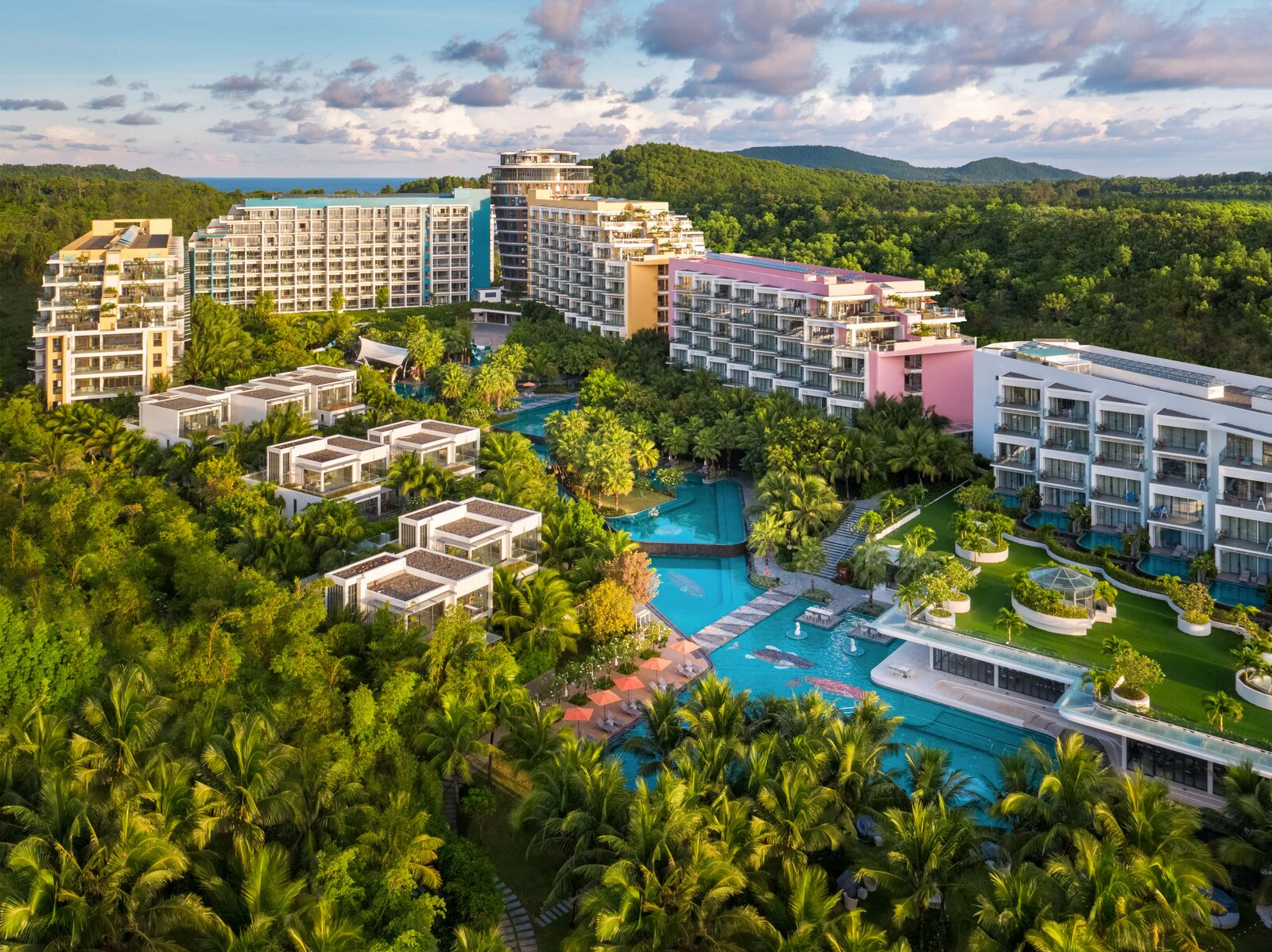 Premier Residences Phu Quoc Emerald Bay sở hữu hơn 355 phòng nghỉ.